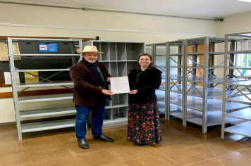 Na última sexta-feira, o prefeito Marco Aurélio Nedel recebeu da Dra. Helena Machado de Almeida, juíza titular da Comarca de Crissiumal, a doação de 49 itens, entre eles prateleiras e materiais para escritório, todos em bom estado de conservação.