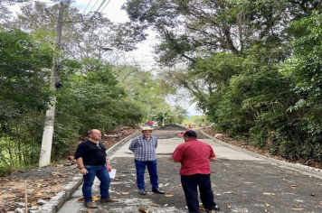 O Prefeito de Crissiumal, juntamente com servidores da Secretaria de Planejamento, visitaram a obra de pavimentação com paver que está em andamento nas Três Ilhas.