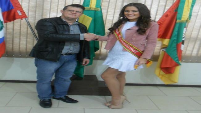 Prefeito recebeu a visita da Miss Crissiumal Alessa Caneppele